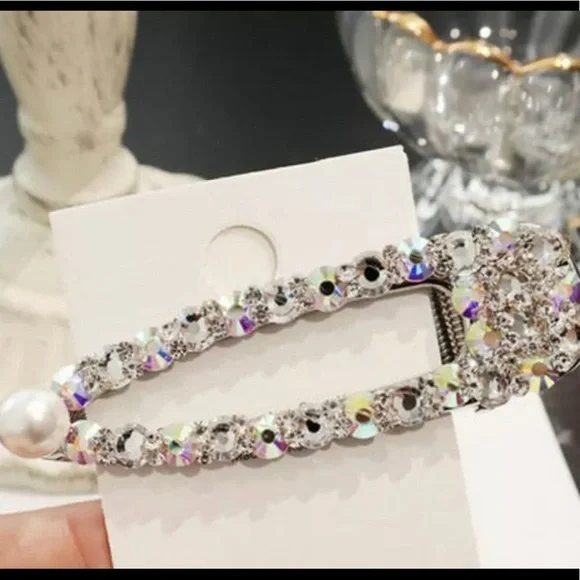 Super Elegant Pearl Hairclip to Enhance your Casual or Night Our Hair look - Picture 3 of 4